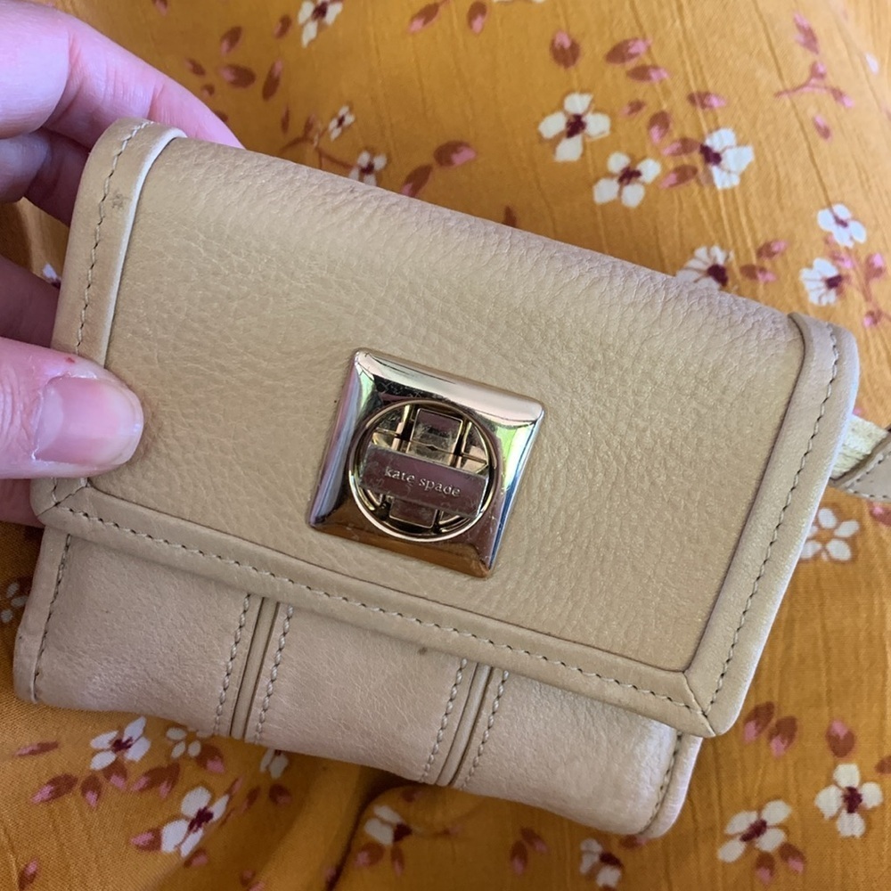 Kate Spade Vintage Trifold Cream Tan Leather  Wallet Gold Turn Lock Coin Purse - Picture 2 of 14